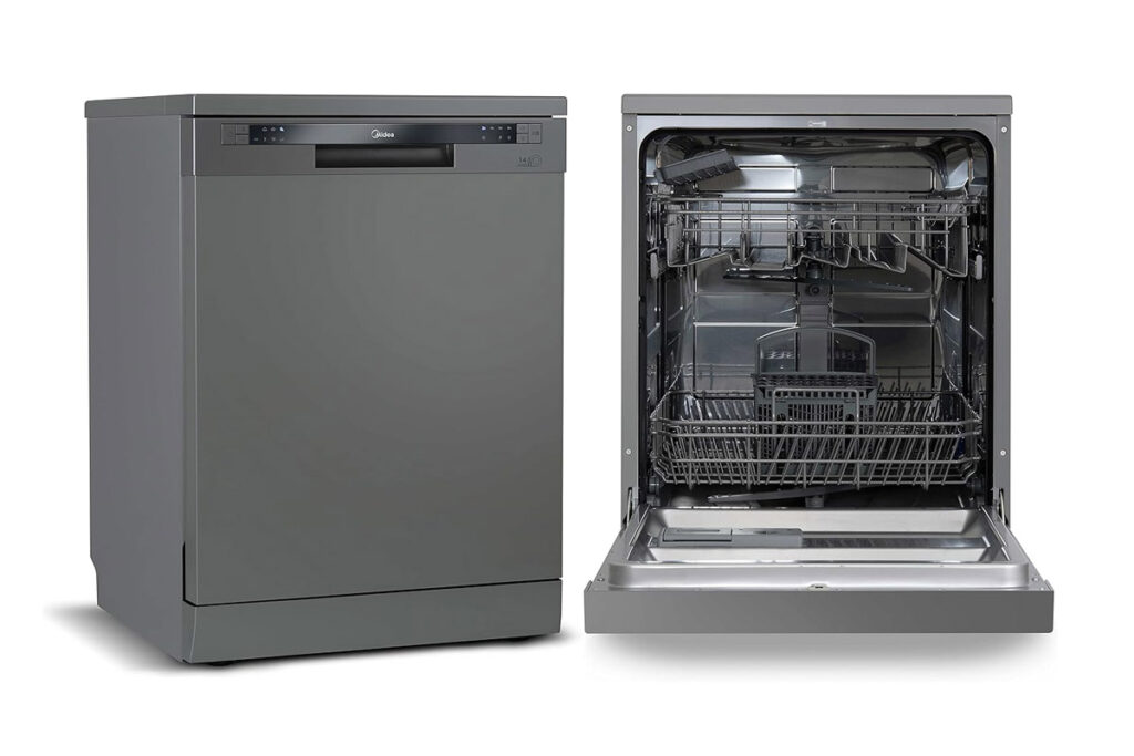 Lava-louças Midea de 14 serviços na cor cinza (titanium) em uma cozinha residencial, destacando o painel digital frontal e o acabamento elegante.