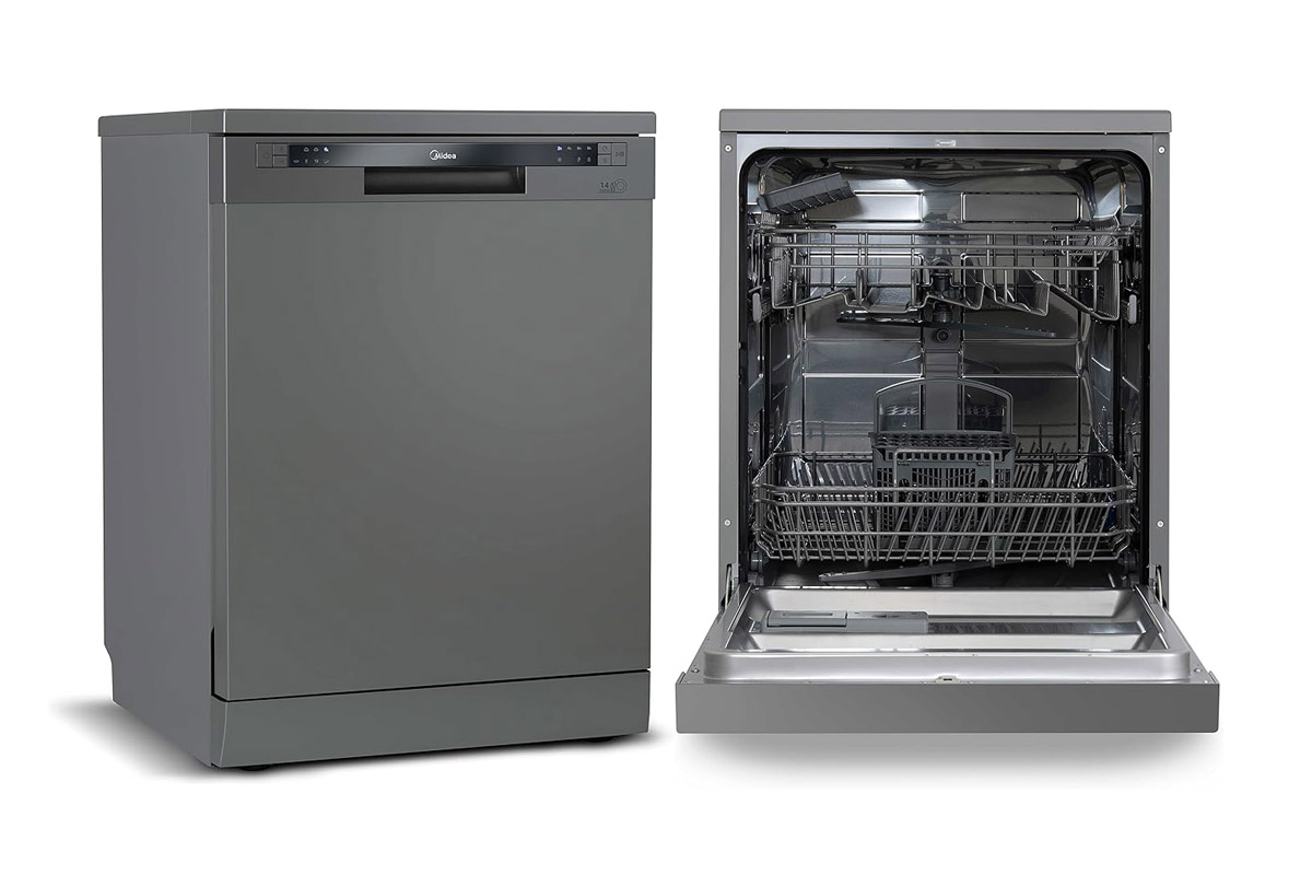 Lava-louças Midea de 14 serviços na cor cinza (titanium) em uma cozinha residencial, destacando o painel digital frontal e o acabamento elegante.