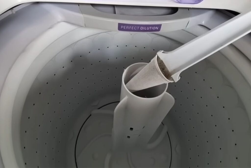 6 sinais de que a máquina de lavar está pedindo limpeza e o jeito certo de fazer sem estragar