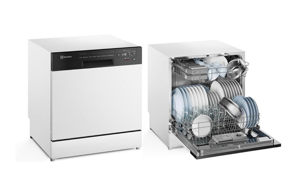 Lava-louças Electrolux modelo LB08E branca de 8 serviços, instalada numa cozinha planeada, com destaque para o painel digital e acabamento clean.