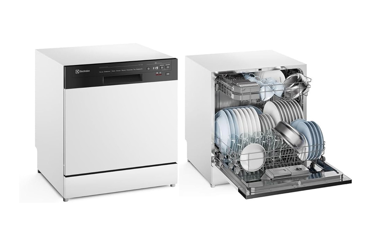 Lava-louças Electrolux modelo LB08E branca de 8 serviços, instalada numa cozinha planeada, com destaque para o painel digital e acabamento clean.