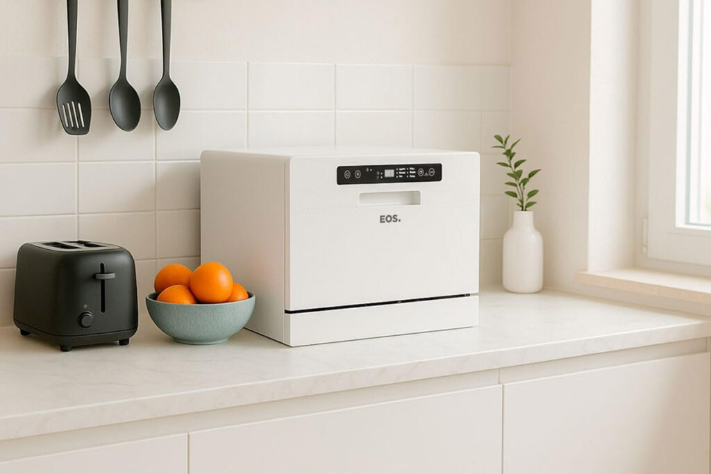 Máquina de lavar louça compacta instalada numa cozinha de apartamento pequeno, ideal para solteiros ou casais que procuram praticidade no dia a dia.