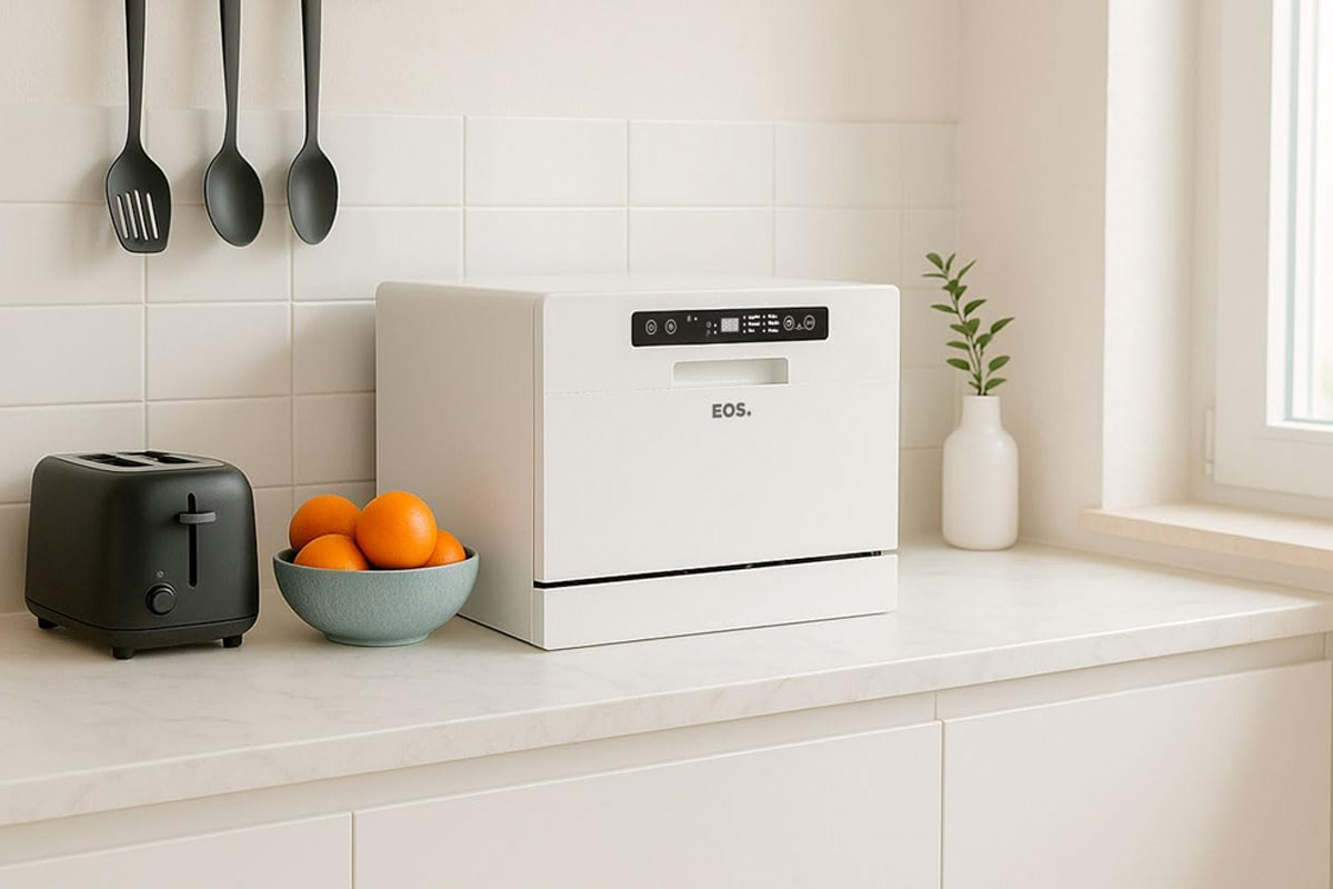 Máquina de lavar louça compacta instalada numa cozinha de apartamento pequeno, ideal para solteiros ou casais que procuram praticidade no dia a dia.