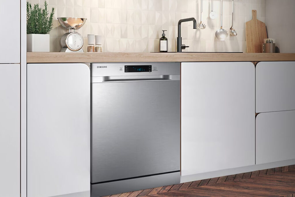 Lava-louças de luxo integrada em armário de cozinha cinza com acabamento premium e painel oculto.
