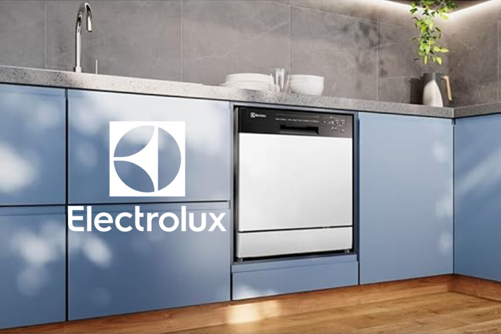 Lava-louças Electrolux em inox aberta mostrando a organização interna de pratos e talheres em uma cozinha clara.