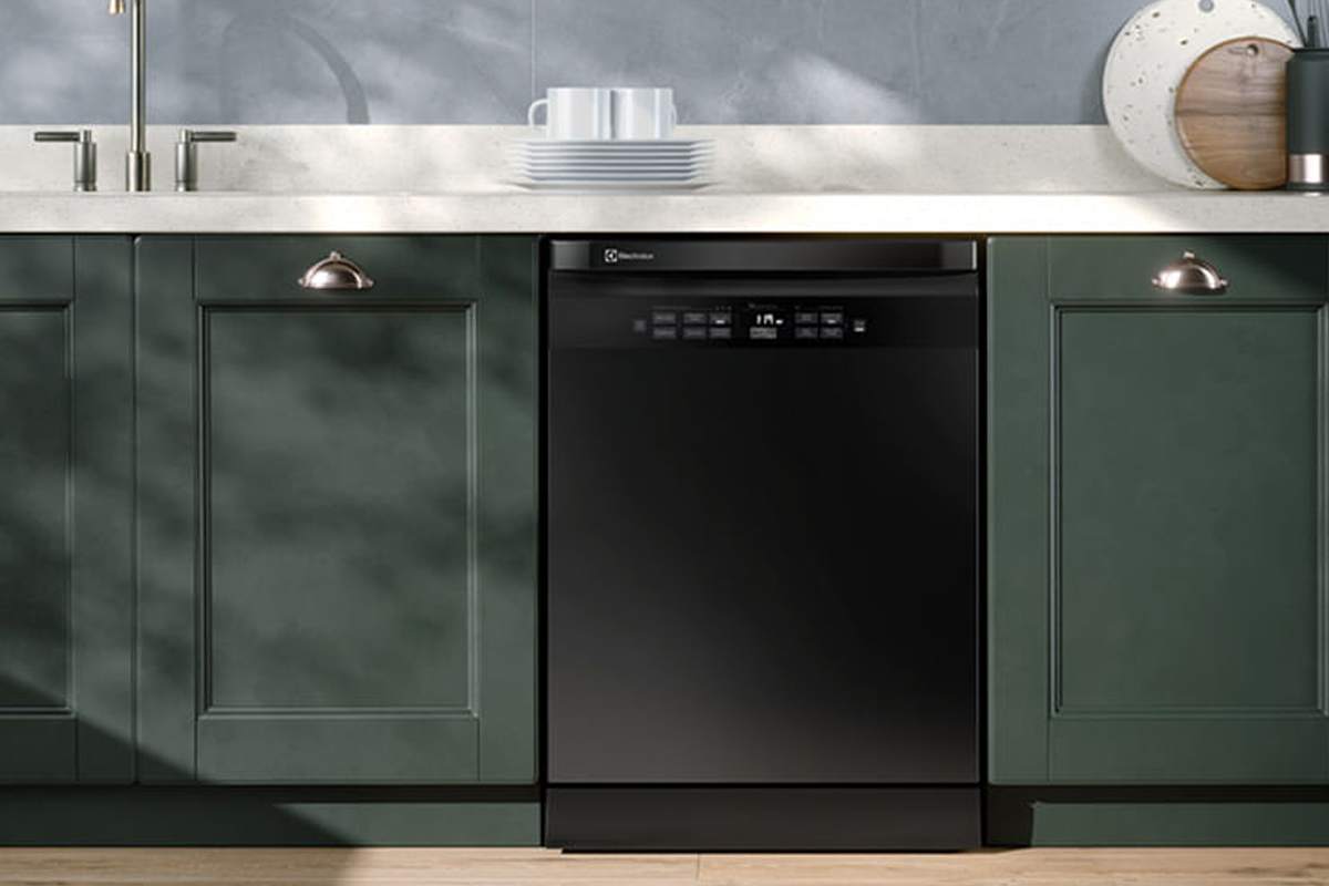 Lava-louças de luxo em aço inox escovado com painel eletrônico integrada em cozinha planejada de alto padrão.