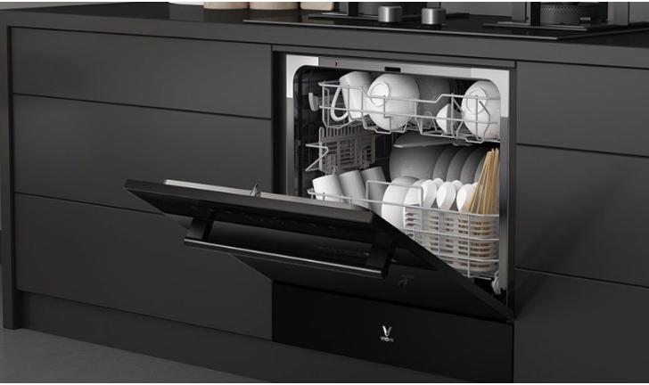 Lava-louças inteligente em inox instalada em cozinha moderna com foco no painel frontal digital.