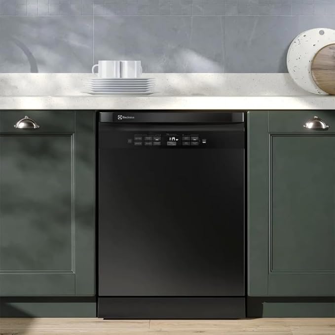 na cozinha a Lava-Louças Electrolux 14 Serviços Preta Experience com Função Higienizar Compras LL14P 127V